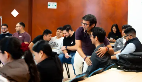 Grupo de profesionales sentados y atentos al inicio del taller Ágil de Verdad Edición 01 en Miraflores, Lima