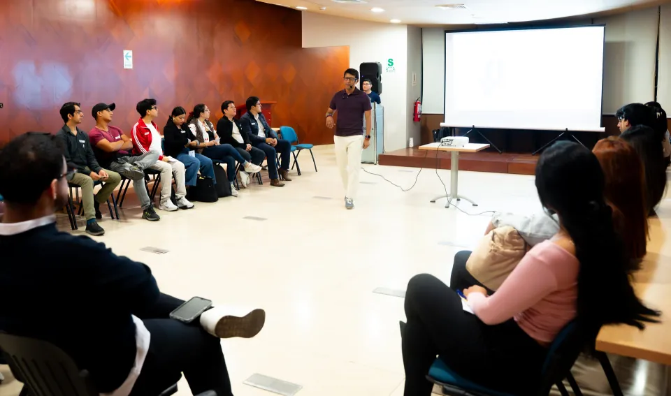 Facilitador de pie frente a la sala durante el taller de agilidad Ágil de Verdad Edición 01 en Lima