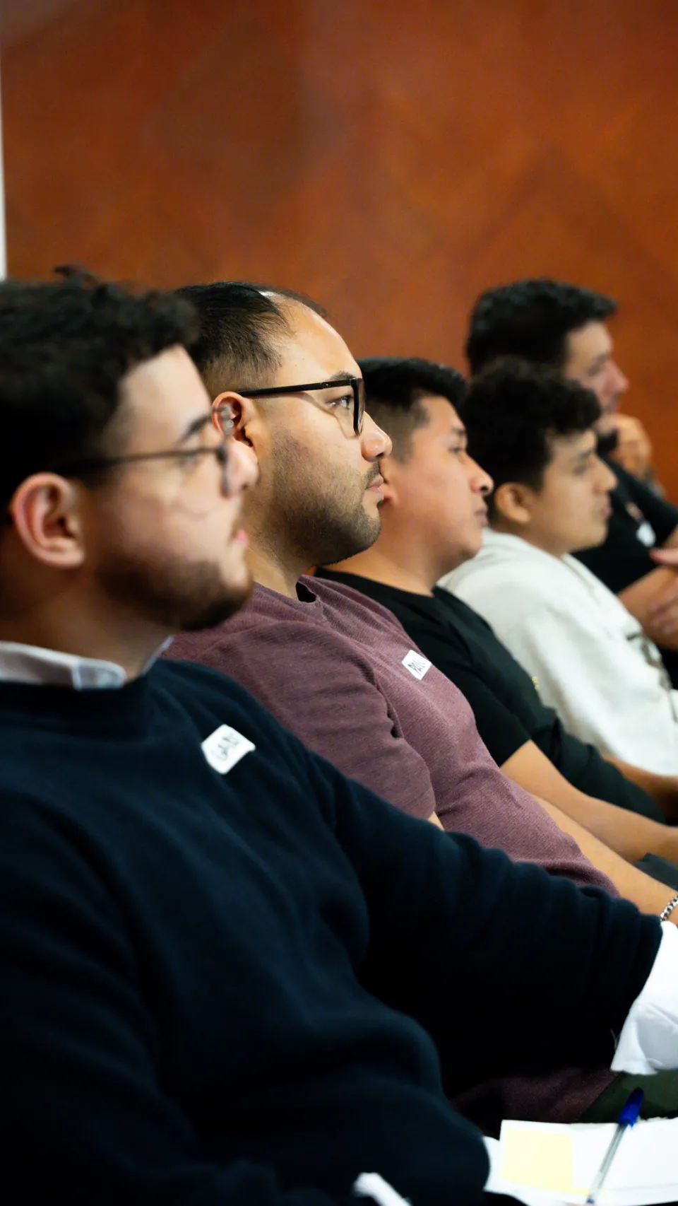 Fila de participantes escuchando con atención durante el taller Ágil de Verdad Edición 01 en Miraflores