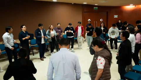 Participantes de pie en círculo durante una dinámica vivencial del taller Ágil de Verdad Edición 01 en Lima