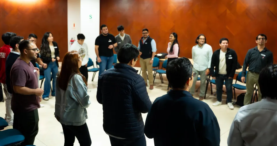 Grupo de profesionales en movimiento durante una dinámica de adaptación al cambio en Ágil de Verdad Edición 01