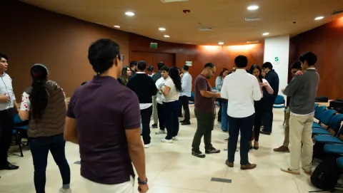 Participantes desplazándose por la sala durante una dinámica de interacción en Ágil de Verdad Edición 01