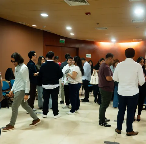 Vista general de la sala con todos los participantes de pie en el taller Ágil de Verdad Edición 01, Miraflores