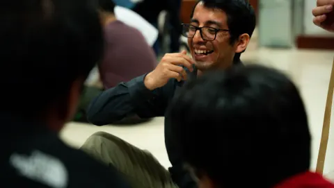 Participante sonriendo mientras trabaja con su equipo en el taller Ágil de Verdad Edición 01 en Lima