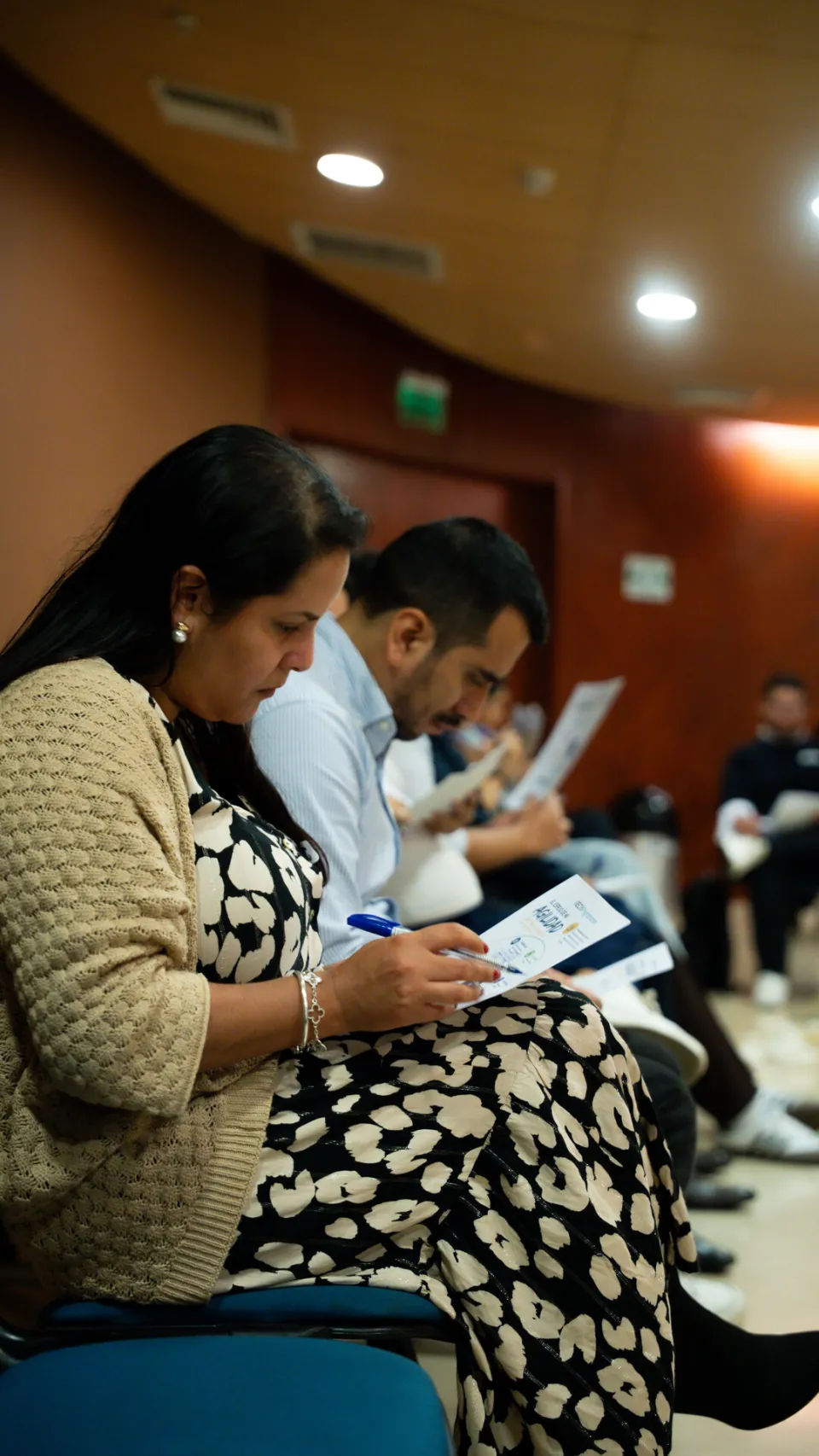 Participante completando su hoja de trabajo Mi Versión 1.0 durante el taller Ágil de Verdad Edición 01 en Lima