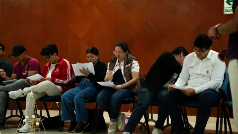 Fila de participantes sentados completando sus materiales de compromiso al cierre de Ágil de Verdad Edición 01