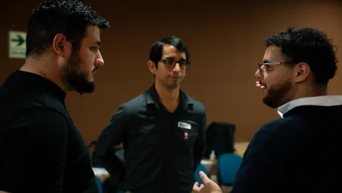 Tres participantes conversando de cerca durante una dinámica de vínculo en Ágil de Verdad Edición 01, Miraflores