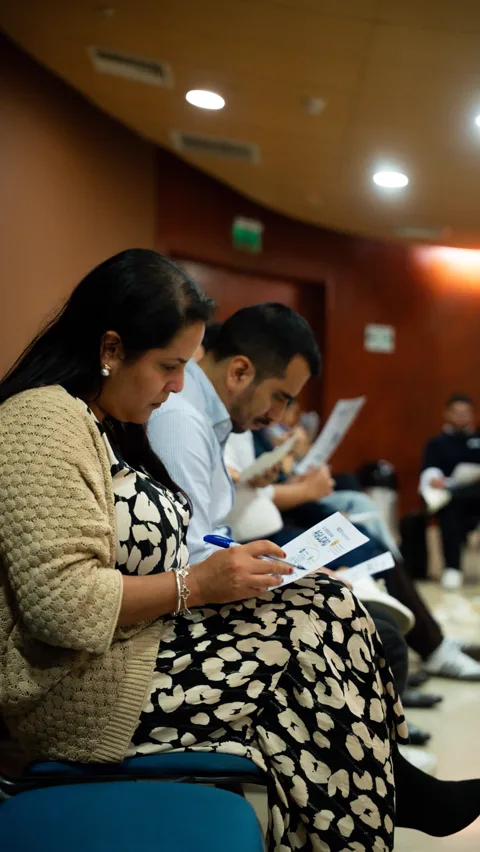 Participante escribiendo en el material del taller Ágil de Verdad Edición 01 en Miraflores, Lima