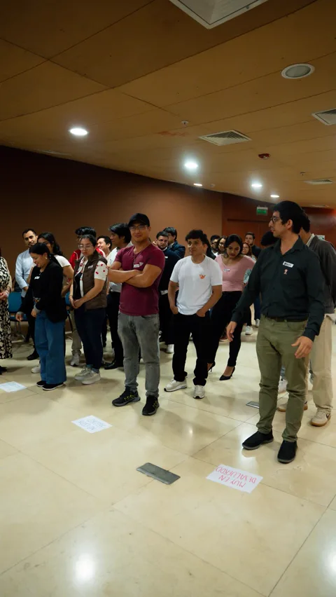 Participantes de pie eligiendo posición en una dinámica de acuerdo y desacuerdo en el taller Ágil de Verdad Edición 01
