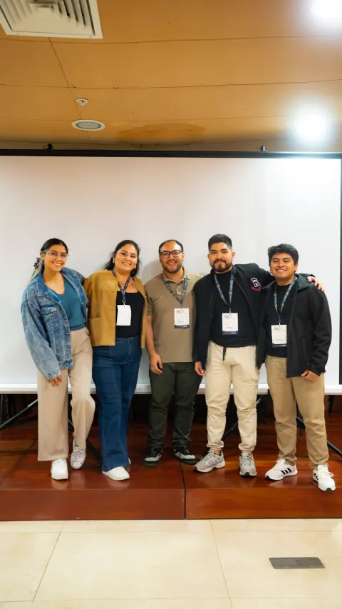 Participantes del taller RECO Espejo Edición 01 en escenario durante dinámica de autoconocimiento en Lima