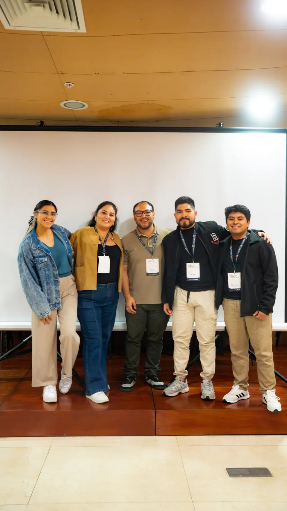 Participantes del taller RECO Espejo Edición 01 en escenario durante dinámica de autoconocimiento en Lima