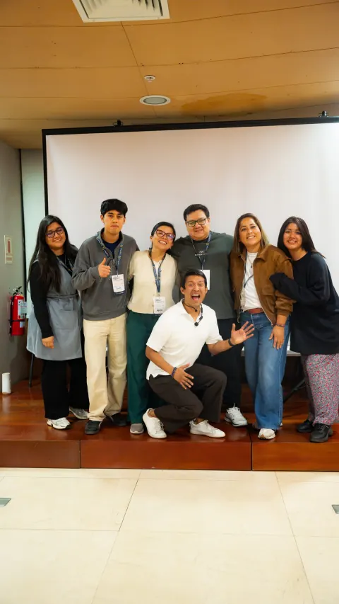 Facilitador y participantes sonriendo al cierre del Full Day RECO Espejo Edición 01 en Lima