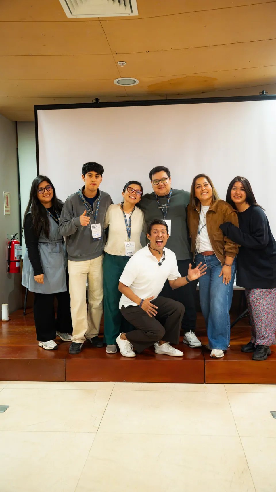 Facilitador y participantes sonriendo al cierre del Full Day RECO Espejo Edición 01 en Lima