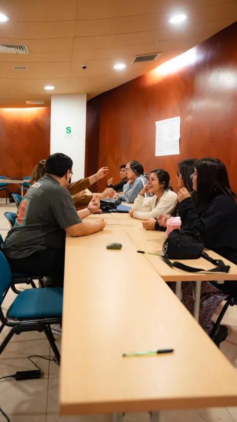 Participantes conversando en mesa larga durante el Full Day RECO Espejo Edición 01 en Lima