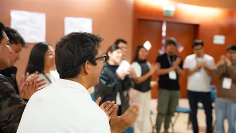 Participantes aplaudiendo en círculo al cierre del Full Day RECO Espejo Edición 01 en Lima